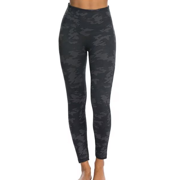 SPANX Pants - Spanx seamless camp size medium leggings excellent condition